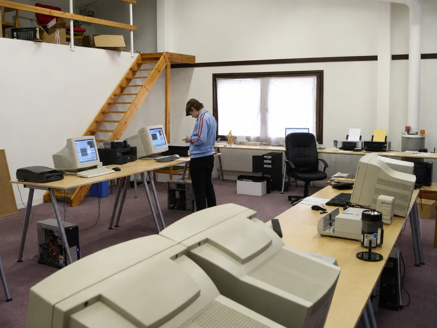 Tidligt produktionsarbejde blandt computere og digitaliseringsudstyr.